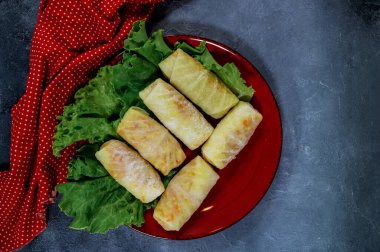Dondurulmuş lahana ruloları, canlı marul garnitürlü bir tabağa dizilmiş. Yüksek kalite fotoğraf
