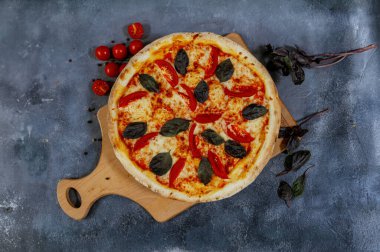 Tahta tahtada taze fesleğen ve domatesli Margherita Pizza, Top View. Yüksek kalite fotoğraf