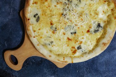 Erimiş Altın Peynir ve Mavi Peynirli Tahta Üstünde Dört Peynirli Pizza. Yüksek kalite fotoğraf