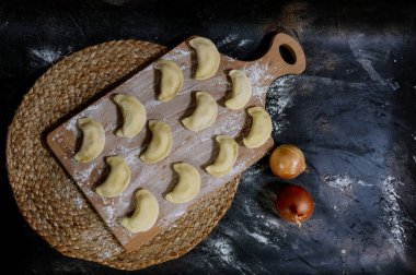 Ahşap bir tahtanın üzerinde soğan ve un ile çiğ hamur tatlısı kırsal düzenleme. Yüksek kalite fotoğraf