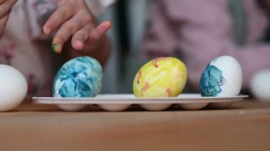 Fırça ve canlı boyalarla boyanmış renkli Paskalya Yumurtalarının yakın çekimi. Yüksek kaliteli FullHD görüntüler
