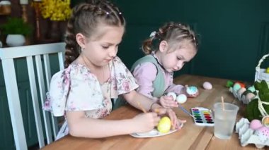 İki Kız Kardeşle Yaratıcı Paskalya Yumurtası Boyama. Yüksek kaliteli FullHD görüntüler