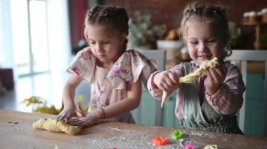 Sevimli Kardeşler Paskalya Kutlaması için Kurabiye Hazırlıyor. Yüksek kaliteli FullHD görüntüler