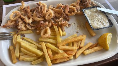 Limonlu ve sarımsaklı kızarmış balık.