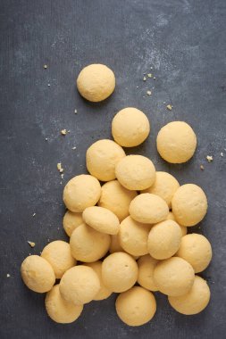 Koyu dokulu yüzeye saçılmış ghee bisküvileri, ağızda erimiş ev yapımı eritilmiş bisküviler, yumurtasız kurabiyeler yukarıdan kopyalanmış tam buğday unundan yapılır.