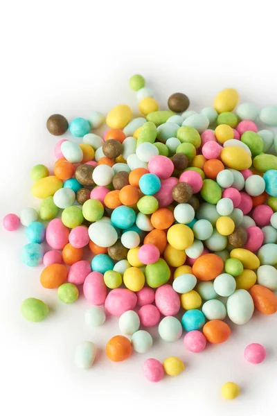 一堆五彩缤纷的甜球 彩色糖蜜 白色背景隔离 选择性聚焦 — 图库照片