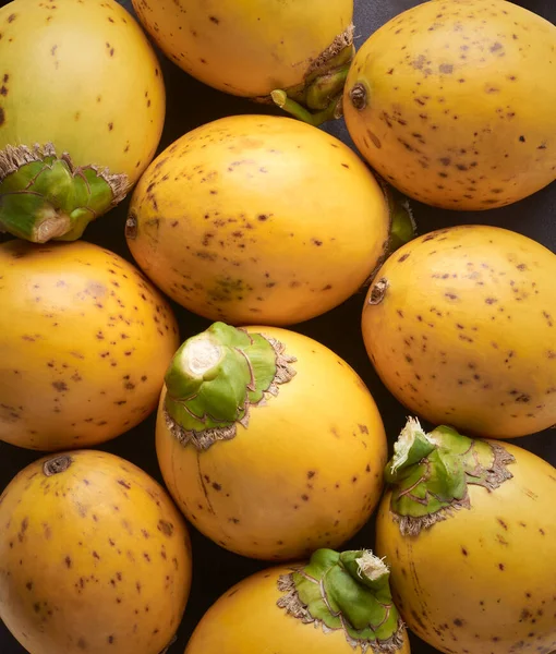 taze ve sarı kabuklu fındık, areca palmiyesinin meyvesi, areca fındık palmiyesi veya betel palmiyesi, tropikal ve ticari açıdan önemli meyvelerin tam kare arka planda yakın çekimi