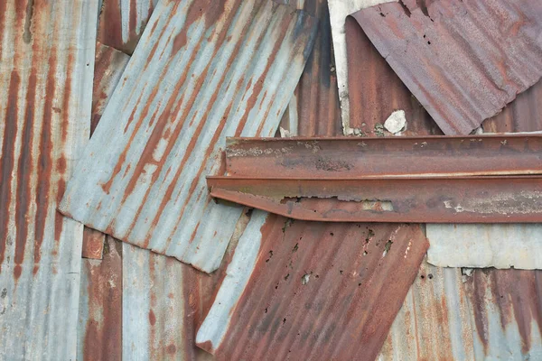 旧的锈蚀金属屋面 无法使用镀锌波纹表面腐蚀的图样 全框架背景纹理 复古或复古概念 — 图库照片