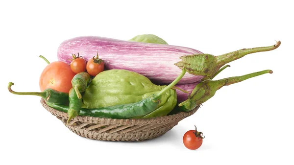 Divers Légumes Biologiques Sur Panier Récipient Aubergines Tomates Piments Verts — Photo