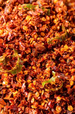 Kırmızı biber ya da baharatlı sos, kırmızı biber ve maldiv balığıyla yapılır, sığ bir tarlada çekilir.