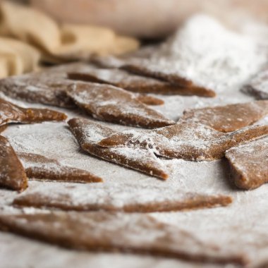 Mung fasülyesi tatlılarının kızartılması için hazırlanması, Mung kavum olarak da bilinir, Sri Lanka 'da elmas şekilli geleneksel tatlılar mung fasülyesi, pirinç unu, kithul pekmezle tatlandırılmış, yumuşak odaklı