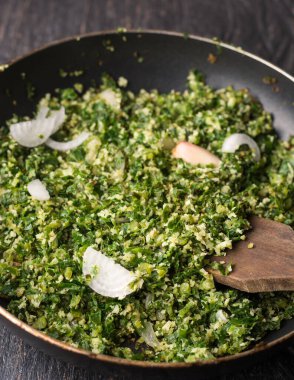 Tavada sağlıklı sebze salatası, kaşık, doğranmış lahana rendelenmiş hindistan cevizi, yumuşak odaklı arka plan.