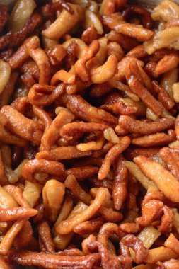 ... şeker şurubuyla kaplanmış lezzetli ve çıtır çıtır atıştırmalıklar. Geleneksel ve popüler Hint tatlı murukku. Tam vücut, yumuşak odaklı.