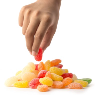 Beyaz arka planda izole edilmiş renkli şekerleme yığını, yumuşak odaklı yakın plan şekerleme Jujube almak