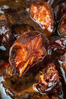 Ambarella ya da Haziran erik reçelinin şeker şurubuyla yakın plan görüntüsü, tam kare makro