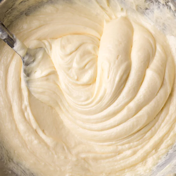 Biały Krem Masła Bicie Ciasta Łyżką Kremowe Zbliżenie Zdjęcie Góry — Zdjęcie stockowe
