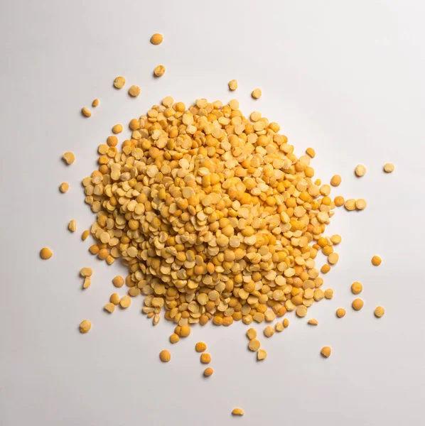 Кучка Желтого Гороха Высушенного Очищенного Расщепленного Семена Гороха Изолированного Нейтральном — стоковое фото