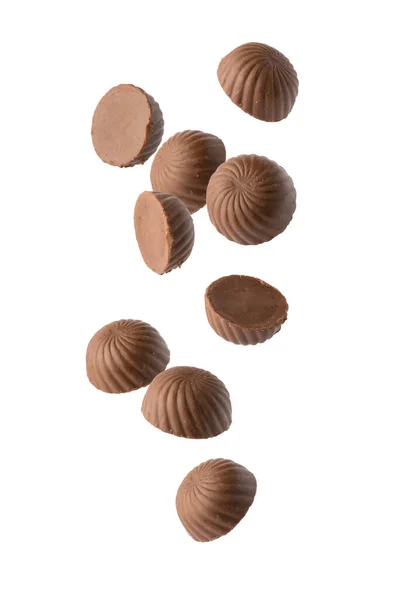 Çikolata Şeker Düşüyor Beyaz Arka Planda Izole Edilmiş Yakın Plan — Stok fotoğraf
