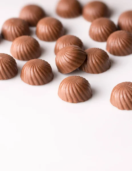 Schokoladenbonbons Oder Bonbons Auf Weißer Oberfläche Aufgenommen Geringer Schärfentiefe Mit — Stockfoto