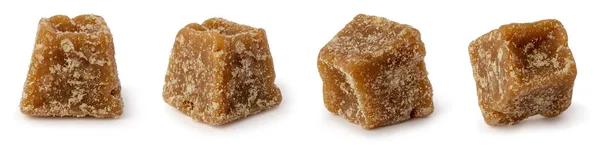特写宏观视图的匕首片断 金黄色的彩色立方体形状未精炼的糖类产品也被称为Kithul Jaggery或棕榈糖 甜和甜的传统食物在东南亚分离的白色 — 图库照片