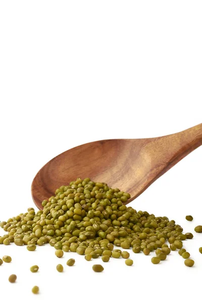 生の緑のグラムまたは緑の豆 高い栄養素と白の背景に隔離された木製のスプーンから落ちる抗酸化穀物のマメ科植物 選択的フォーカス — ストック写真