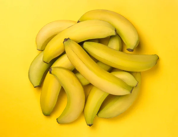Sterta Świeżego Dojrzałego Banana Owoce Tropikalne Żółtym Tle Zbliżenie Góry — Zdjęcie stockowe