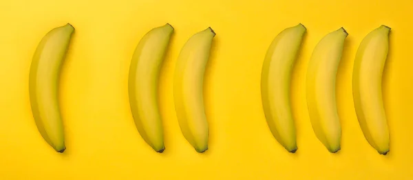 Świeże Dojrzałe Banany Owoce Tropikalne Żółtym Tle Zbliżenie Góry — Zdjęcie stockowe