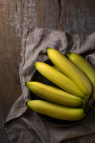 Świeże Dojrzałe Banany Zebrane Owoce Tropikalne Blatze Stołu Zebrane Góry — Zdjęcie stockowe