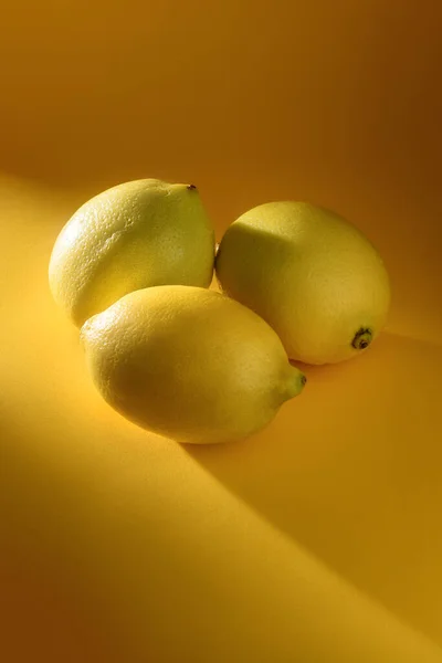 Цельные Лимонные Фрукты Изолированные Желтом Фоне Копия Пространства Драматическим Освещением — стоковое фото