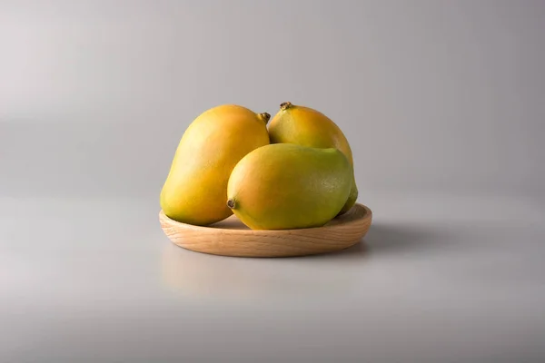 Rijpe Mango Tropisch Fruit Houten Bord Neutrale Grijze Achtergrond — Stockfoto