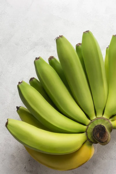 Plaster Świeżego Banana Dojrzewającego Zebrany Tropikalny Zielony Owoc Białym Teksturowanym — Zdjęcie stockowe