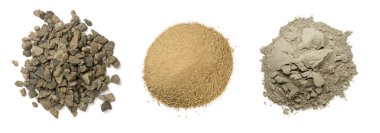 çakıl yığını, keskin kum veya çukur kumu ve çimento, beton karışımı için malzemeler, beyaz arka planda izole edilmiş, yukarıdan alınmış,