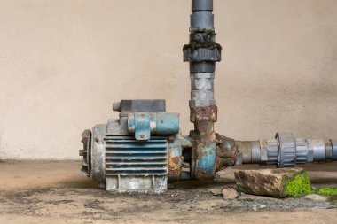 PVC su boru hatlı eski paslı su pompası, boşluğu kopyala