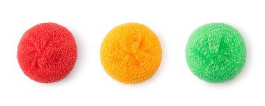 Renkli plastik temizleyiciler ya da bulaşık makineleri, beyaz arka planda izole edilmiş,