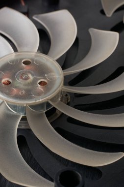 Plastik bıçaklar, soğutucu bilgisayarlar ve diğer elektronik ekipmanlarla soğutma vantilatörünün yakın çekimi, yumuşak odaklı arka plan