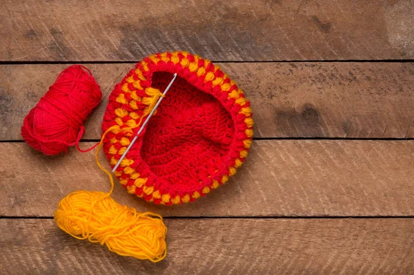 Knitting Wool Fabric Cloth Needle Red Yellow Woven Yarn Table — Stock Photo, Image