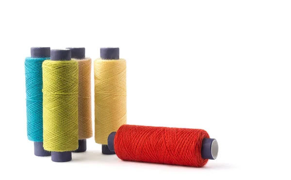 Carretel Linha Costura Usado Indústria Têxtil Tecido Cores Diferentes Isolado — Fotografia de Stock
