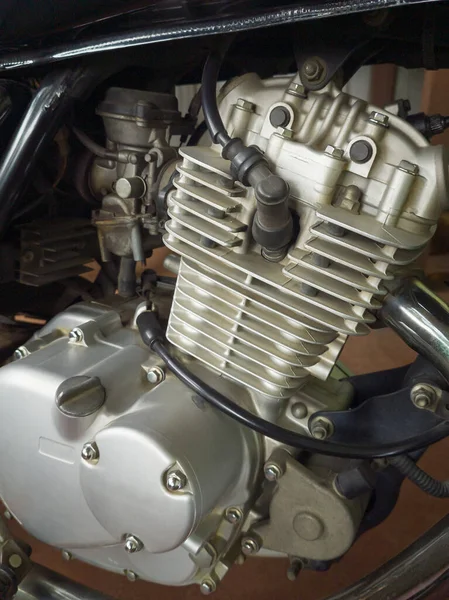 オートバイのエンジンと平均的な性能のロードバイクのエンジンユニットを間近で見ることができます — ストック写真