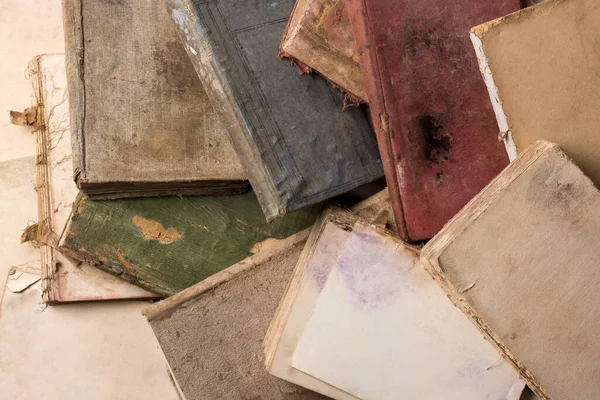 Σωρός Από Παλιά Σκισμένα Βιβλία Αποχρωματισμένες Και Κατεστραμμένες Σελίδες Που — Φωτογραφία Αρχείου