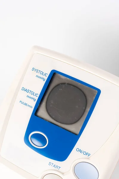 血圧計のモノクロ画面の永久的な圧力損傷ディスプレイ上の燃焼ホール コピースペース付きのクローズアップビュー — ストック写真