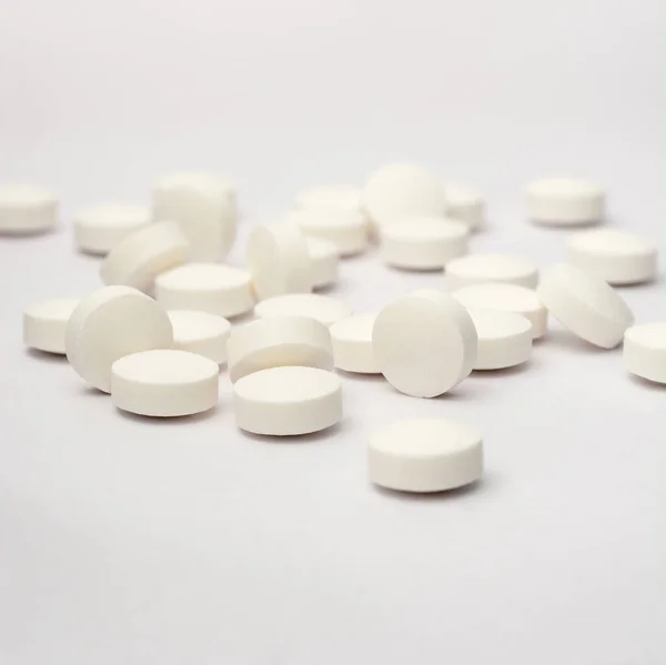 Vita Runda Piller Eller Tabletter Utspridda Vit Bakgrund Medicinska Läkemedel — Stockfoto