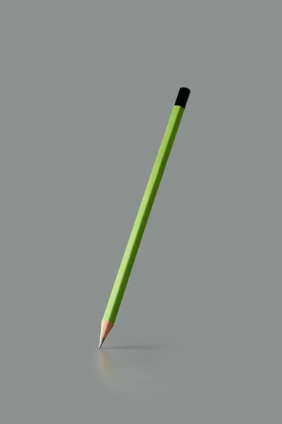 Crayon Couleur Vert Bois Aiguisé Isolé Sur Fond Gris Neutre — Photo