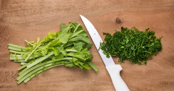 切碎的萝卜青菜或沙拉用的叶子 可食用的和健康的蔬菜青菜 在木制背景上 从上方取材 — 图库照片