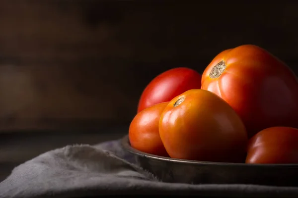 Tomaten Een Bord Vers Geoogste Rode Bessen Een Houten Ondergrond — Stockfoto