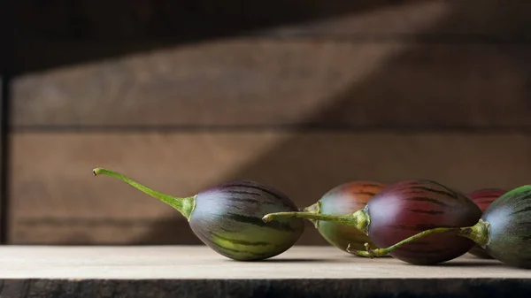 Tamarillo Boomtomaten Een Houten Ondergrond Eivormig Eetbaar Fruit Natuurlijke Verlichting — Stockfoto