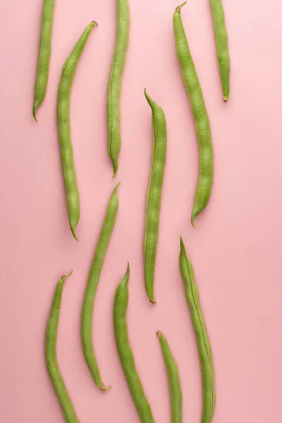 Açık Pembe Arkaplanda Yeşil Fasulye Fransız Fasulyesi Çalı Fasulyesi Veya — Stok fotoğraf