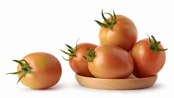 木の板の上に熟したトマトのクローズアップ 白い背景に隔離された食用果実 — ストック写真
