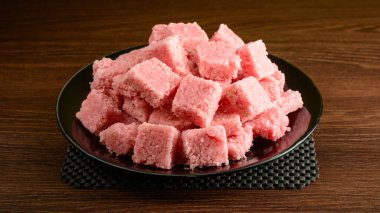 Hindistan cevizi şekeri ya da hindistan cevizi şekeri dolu bir tabak.