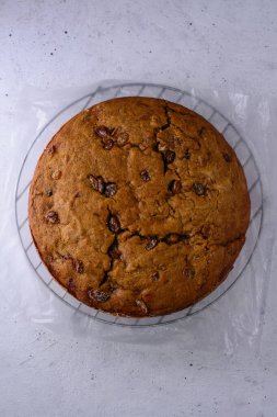 Taze pişmiş, üstünde Rasen olan bir pasta.