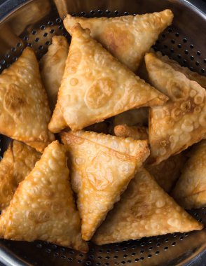 Samosa ya da samusa, bol yağda kızartılmış, baharatlı patatesle doldurulmuş üçgen şekilli hamur işi, Güney Asya 'da popüler aperatif